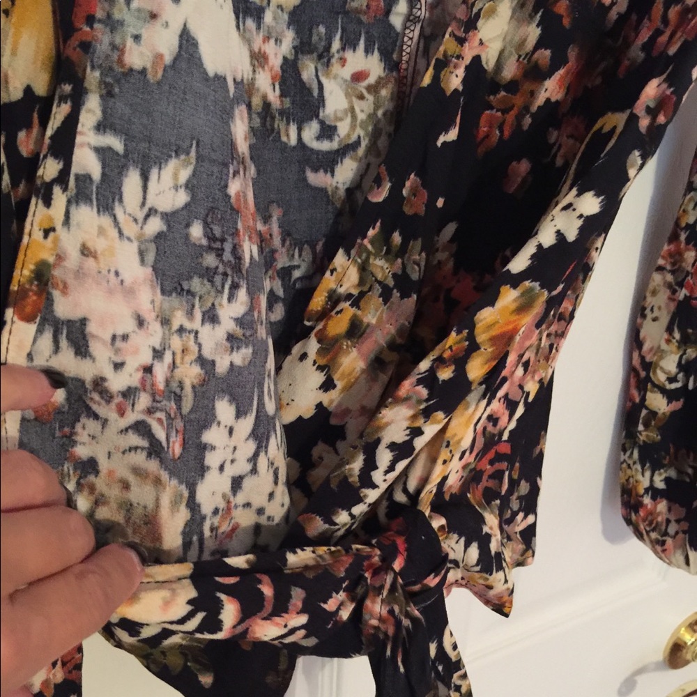Navy blue floral mock wrap top - Picture 3 of 4